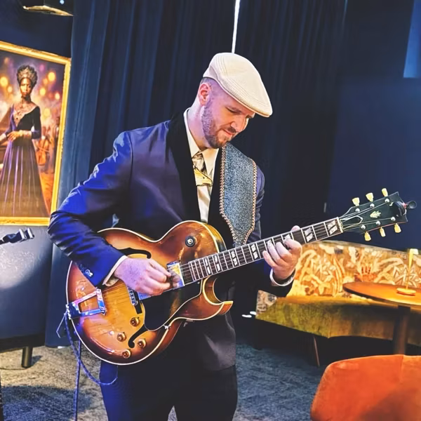 Hues of the Blues with The Chris Dracup Band